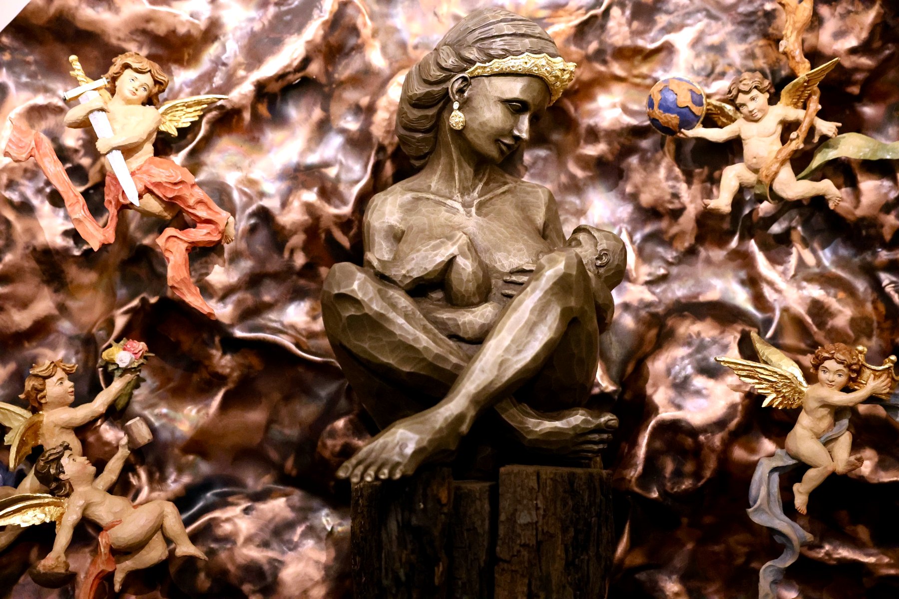 Mutterliebe by Joachim Seitfudem with the Madonna and five angels